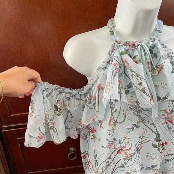 Bebe cold shoulder floral blouse - Picture 2 of 5